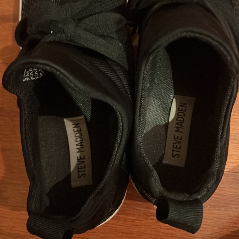 Steve Madden trendy sneaker - Picture 4 of 6